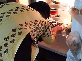 (Indian Hot Maa ke sath Beta Jabardasti chudai) When stepmom opened the fridge, stepson fucked & stock her in the fridge